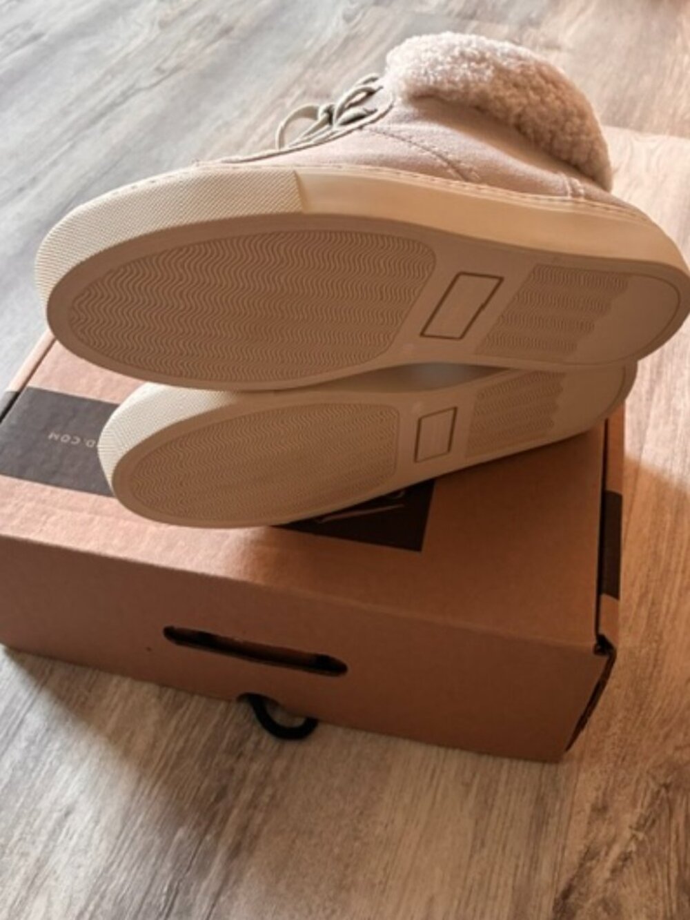 Overland Asha Shearling-Lined Water-Resistant Leather Sneakers - Size 9 - NWT - Picture 10 of 10